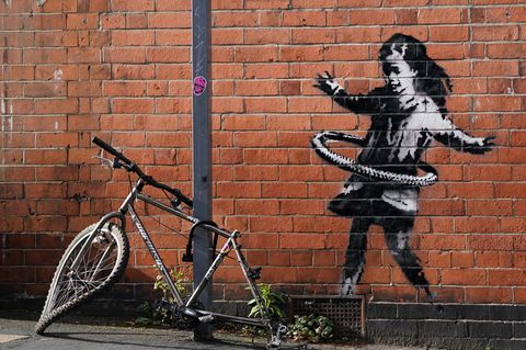 Nottingham: Das neueste Street-Art-Werk des britischen Künstlers Banksy auf einer Backsteinfassade in der Rothesay Avenue zeigt ein Mädchen, das mit einem Hula Hoop Reifen spielt.