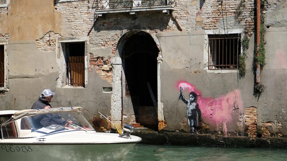Das Werk "The shipwrecked child" von Bansky in Venedig im Mair 2019