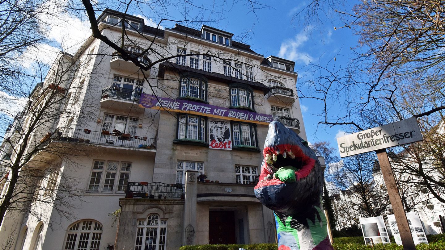 Mitten in Eppendorf steht das Haus der Mietergruppe Hayn-/Hegestraße. Die Bewohner*innen leben in einer Gemeinschaft mit dem politischen Ziel, den Abriss und Mietprofit des Hauses zu verhindern.