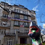 Mitten in Eppendorf steht das Haus der Mietergruppe Hayn-/Hegestraße. Die Bewohner*innen leben in einer Gemeinschaft mit dem politischen Ziel, den Abriss und Mietprofit des Hauses zu verhindern.