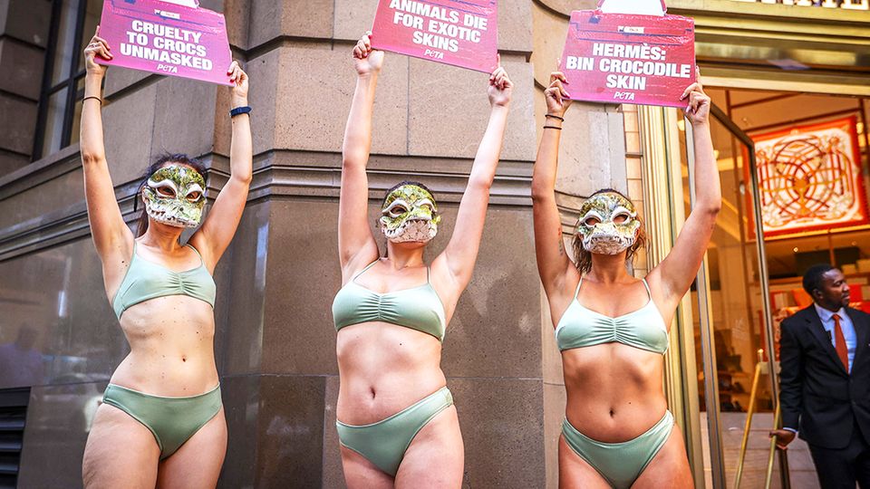 Peta-Aktivistinnen protestieren gegen Krokodilleder