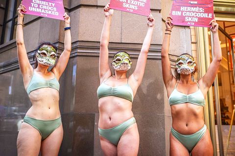 Peta-Aktivistinnen protestieren gegen Krokodilleder