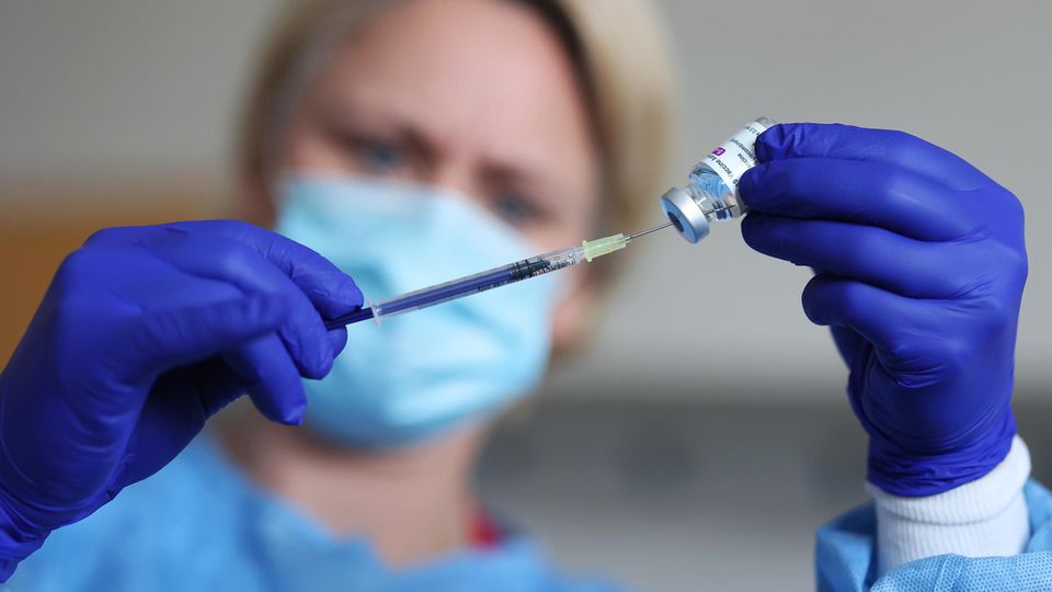 Nach Blutgerinnseln: Ema hält an ihrer Empfehlung für den Impfstoff von Astrazeneca fest Astrazeneca EMA: Eine Frau bereitet eine Corona-Impfung vor