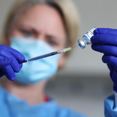 Astrazeneca EMA: Eine Frau bereitet eine Corona-Impfung vor