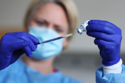 Astrazeneca EMA: Eine Frau bereitet eine Corona-Impfung vor
