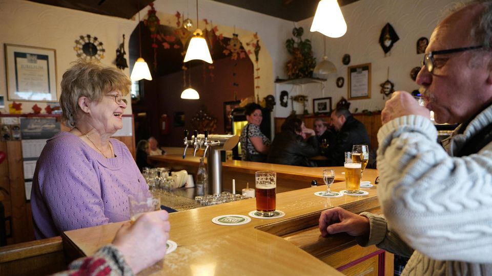 stern Kolumne "Landsleute": Hier Renate Schlimm, Inhaberin der Kneipe zur Palette in Dortmund Erinnerung an bessere Zeiten: die bekannten Gesichter, diese über Jahre gelernten Gespräche
