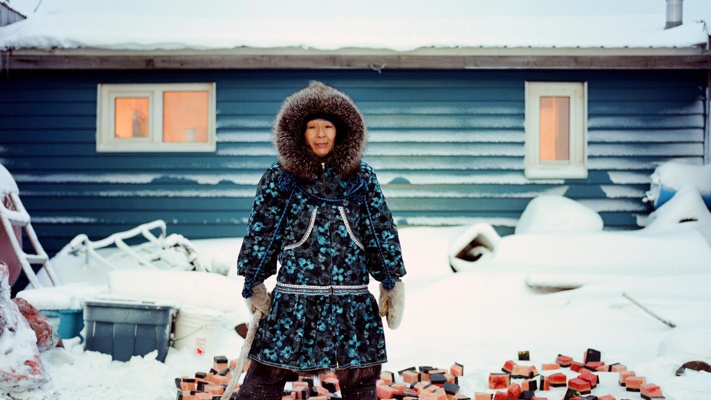 Eine Frau in Kaktovik, Alaska, präpariert Walfleisch – für die indigene Bevölkerung ein wichtiges Lebensmittel. Ihr Risiko, an Darmkrebs zu erkranken, ist sehr hoch