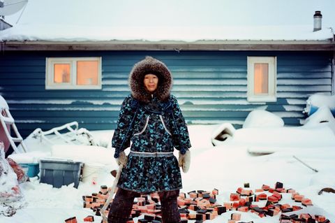 Eine Frau in Kaktovik, Alaska, präpariert Walfleisch – für die indigene Bevölkerung ein wichtiges Lebensmittel. Ihr Risiko, an Darmkrebs zu erkranken, ist sehr hoch