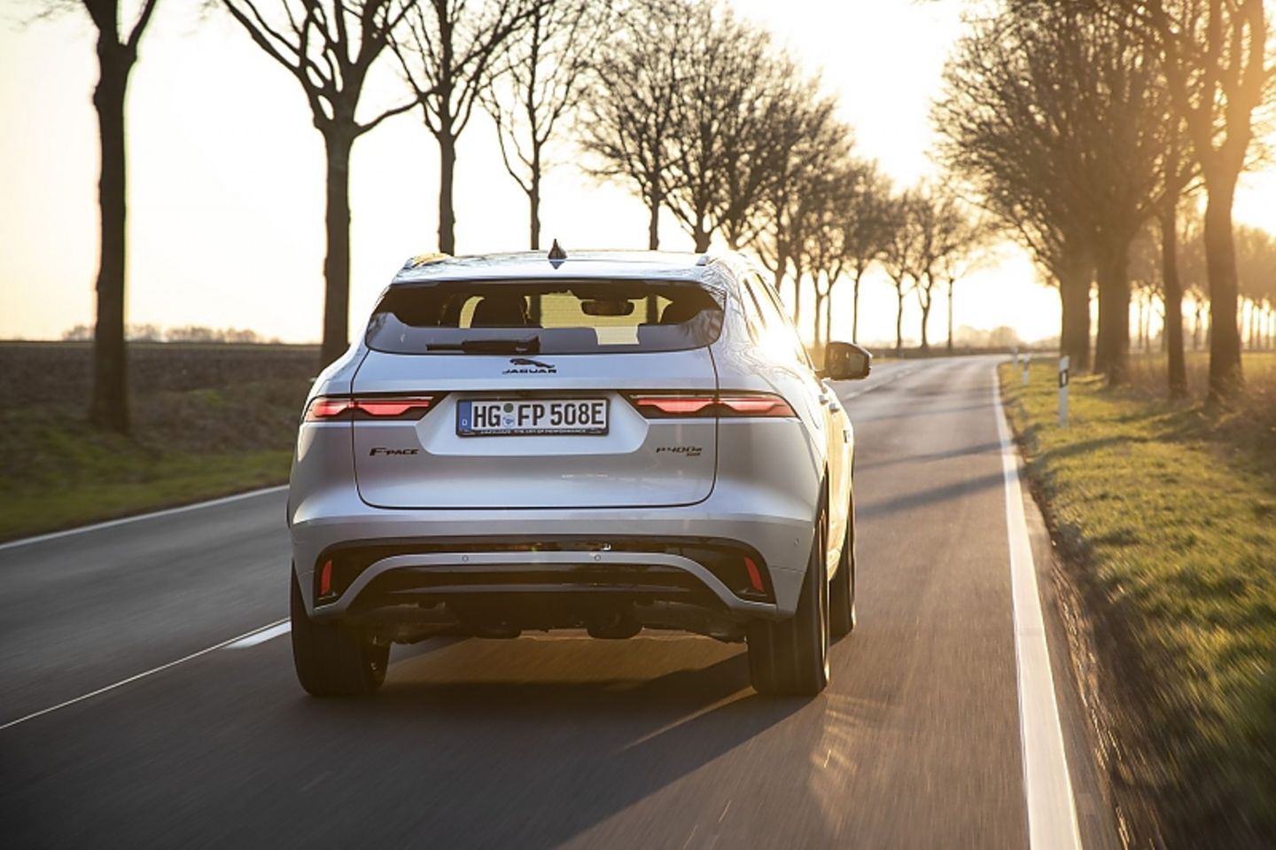 Trotz adaptiver Dämpfer nähert sich der Jaguar F-Pace P400e dem Fahrkomfort von der strafferen Seite