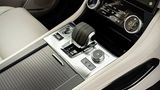 Der Lederbezug des Automatikhebels ist einem Kricketball nachempfinden