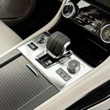 Der Lederbezug des Automatikhebels ist einem Kricketball nachempfinden