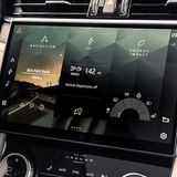 Schick: Der gebogene Bildschirm passt sich der Form des Armaturenbretts an