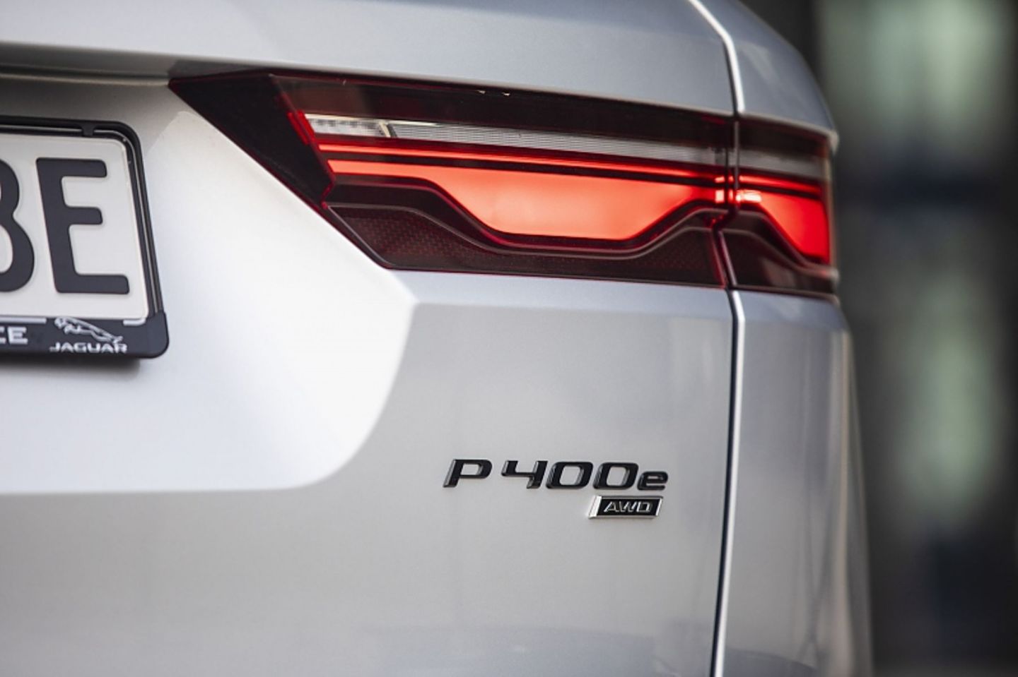 Der Hybridantrieb hat eine Systemleistung von 297 kW / 404 PS