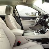 Im Innenraum geht es dank Geräuschunterdrückung sehr leise zu