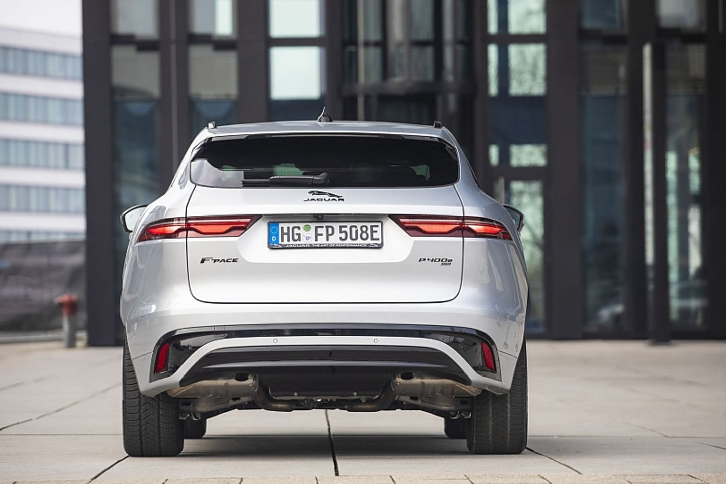 Auch im Gelände kommt der Jaguar F-Pace P400e gut klar