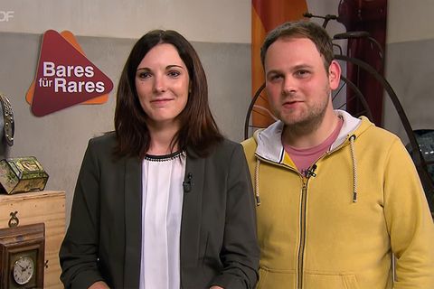 Eva Schneider und Tobias Lauterbach aus Sulzheim stehen in Pulheim im Bares für Rares Studio und lachen in die Kamera