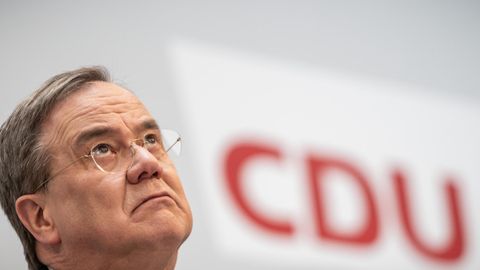 Parteichef Armin Laschet sorgt besorgt nach oben - mit CDU-Logo im Hintergrund