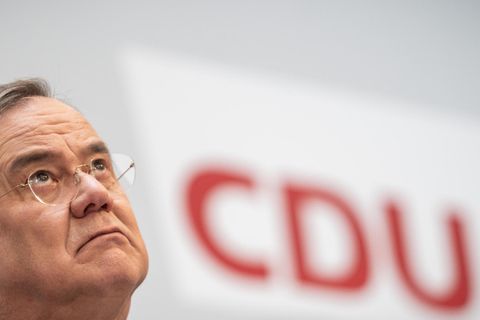 Parteichef Armin Laschet sorgt besorgt nach oben - mit CDU-Logo im Hintergrund