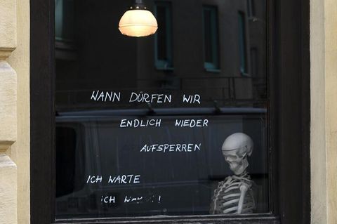 Ein Skelett sitzt in einem Café am Fenster