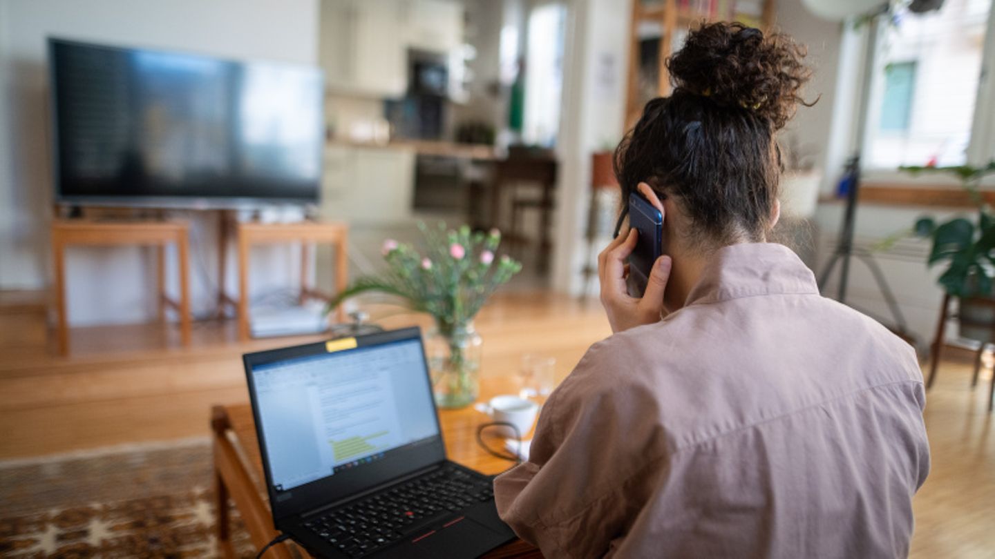 Eine Studentin im Homeoffice