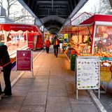 Dienstags und freitags: Hamburgs Isemarkt bietet nicht nur einen Bummel, sondern ein Erlebnis. Europas längster Wochenmarkt unter der U-Bahnbrücke und ist auch bei Wind und Wetter zu genießen.