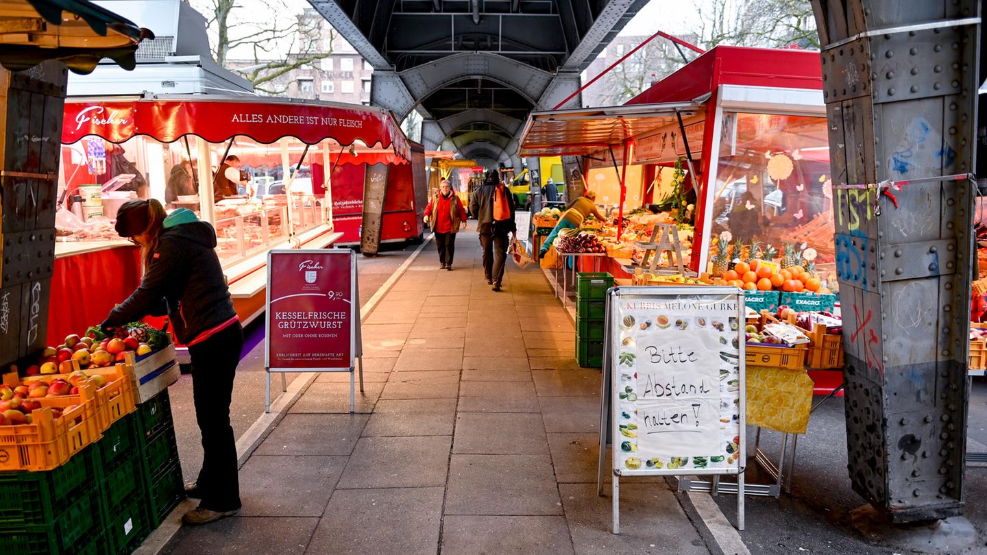 Dienstags und freitags: Hamburgs Isemarkt bietet nicht nur einen Bummel, sondern ein Erlebnis. Europas längster Wochenmarkt unter der U-Bahnbrücke und ist auch bei Wind und Wetter zu genießen.