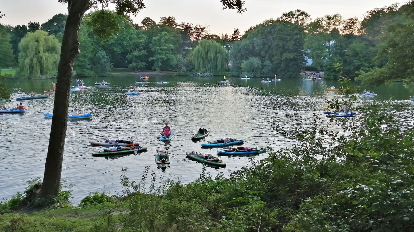 Entspannung im Liegen: Auch eine Frage des Gleichgewichts ist Yoga auf dem Wasser.