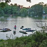 Entspannung im Liegen: Auch eine Frage des Gleichgewichts ist Yoga auf dem Wasser.