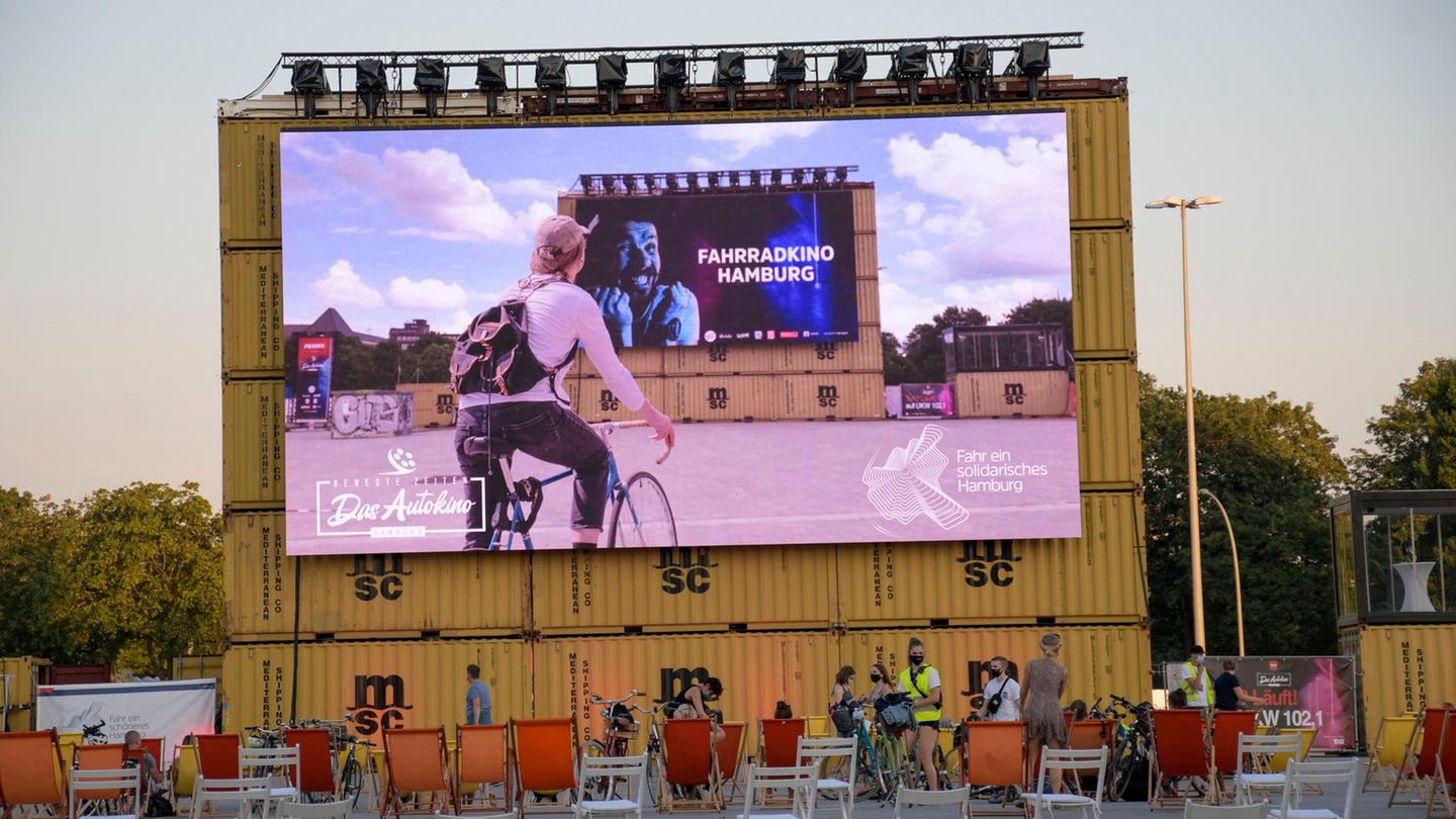 Im Sommer 2020 fand Deutschlands erstes Fahrradkino auf dem Heiligengeistfeld in Hamburg statt.