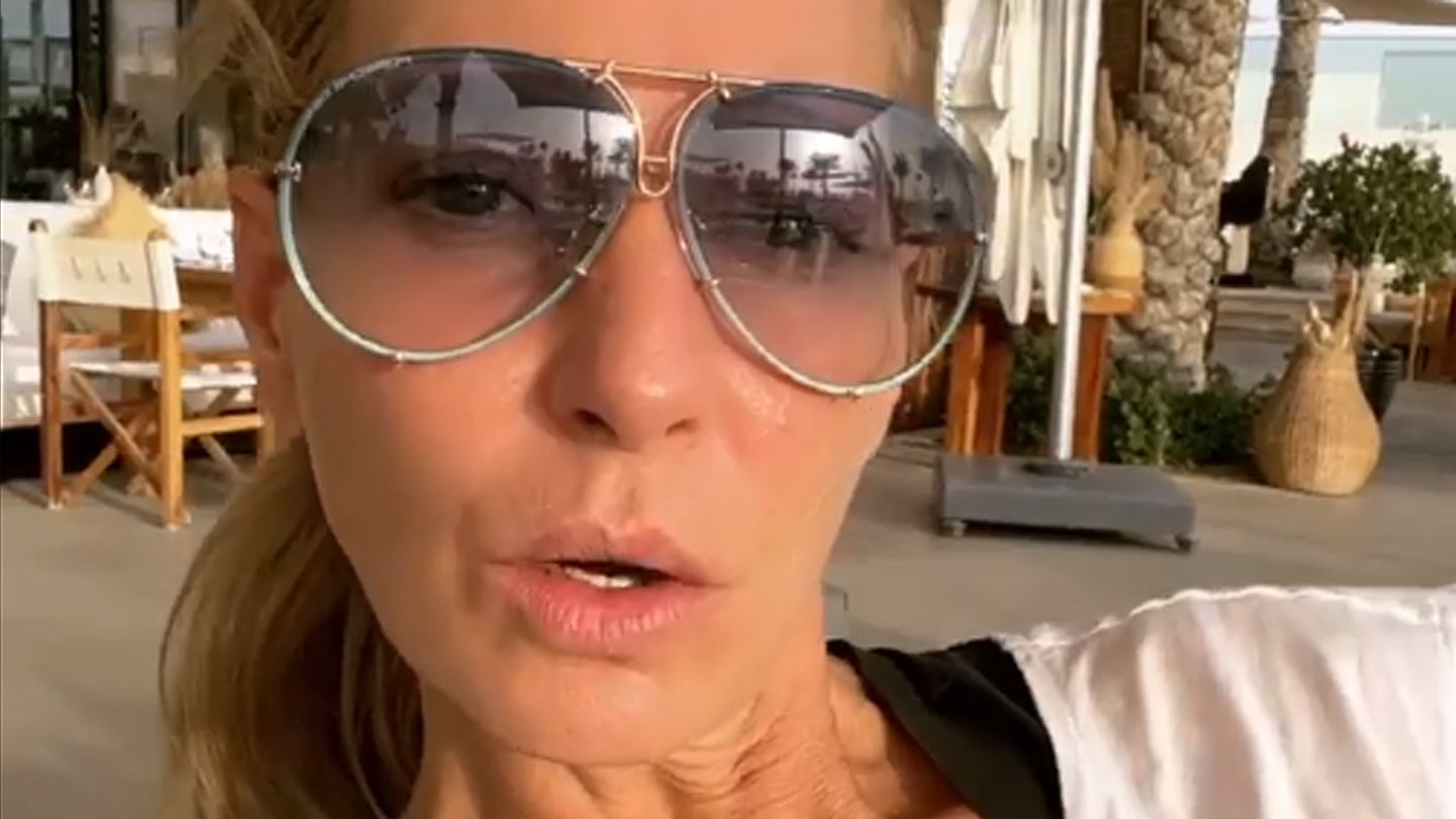 Giulia Siegel schaut in ihrer Instagram-Story in die Kamera