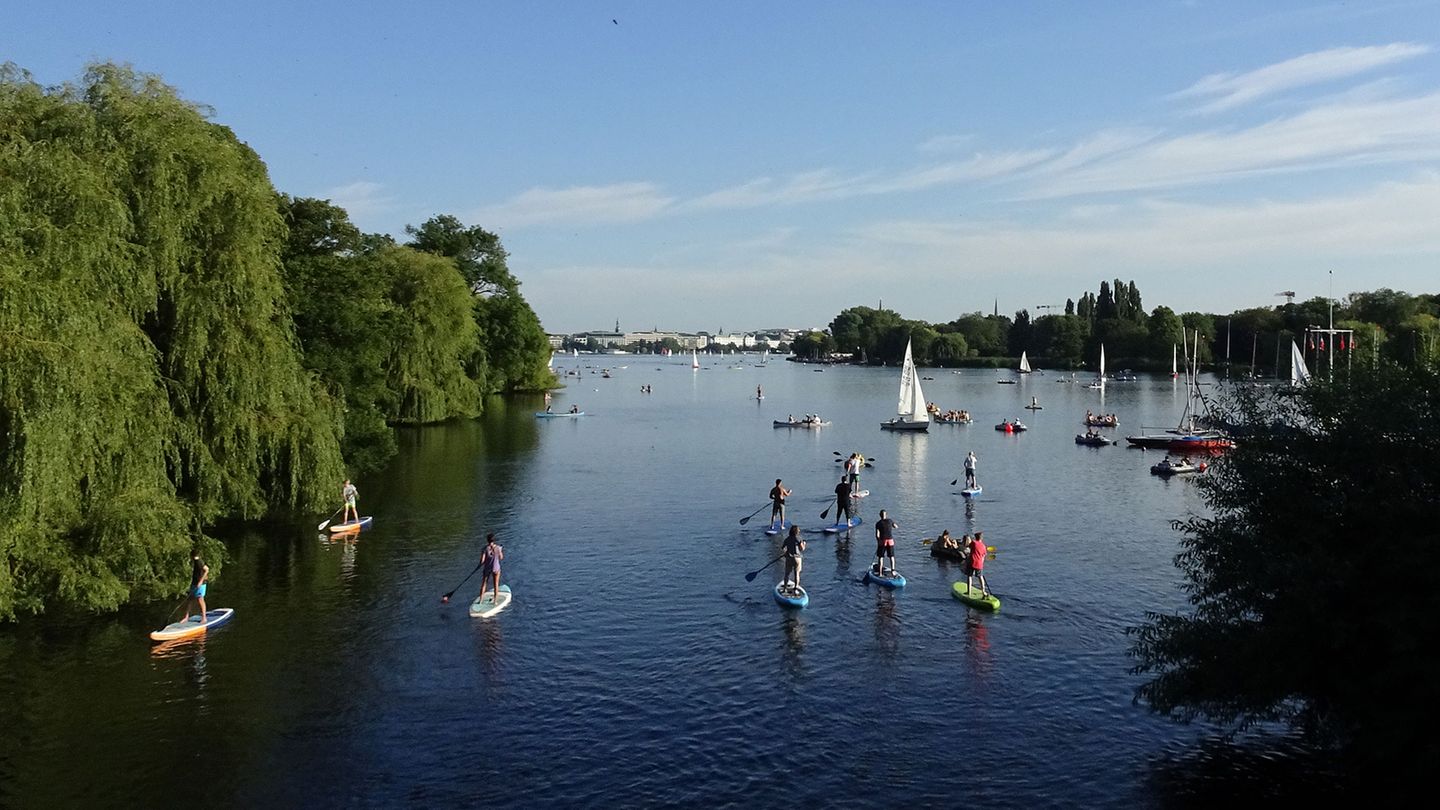 Mitten in der Großstadt: Ruhe in Winterhude, beim Stand-Up-Paddling auf der Alster.