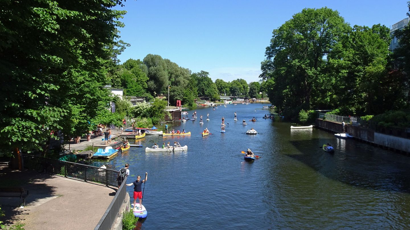 Sommerliches Treiben auf dem Isebekkanal: Links im Bild befindet sich der SUP CLUB Hamburg.