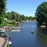 Sommerliches Treiben auf dem Isebekkanal: Links im Bild befindet sich der SUP CLUB Hamburg.