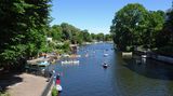 Sommerliches Treiben auf dem Isebekkanal: Links im Bild befindet sich der SUP CLUB Hamburg.