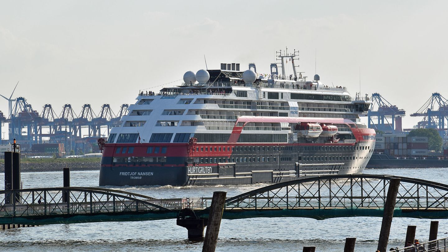 Als einer der ersten Kreuzfahrtschiffe brach im Juni 2020 die "Fridtjof Nansen" von Hurtigruten von Hamburg aus nach Norwegen auf.