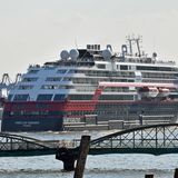 Als einer der ersten Kreuzfahrtschiffe brach im Juni 2020 die "Fridtjof Nansen" von Hurtigruten von Hamburg aus nach Norwegen auf.