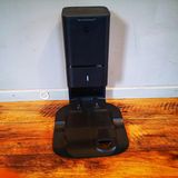 Die +-Clean-Station saugt den Schmutz aus dem Roboter und deponiert ihn in einem Beutel.