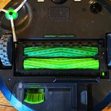 Von unten sieht der i3 genauso aus, wie der teure i7. Roombas arbeiten nicht mir einer Bürste, sondern mit zwei gegenläufig rotierenden Walzen.