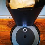 In der Station wird der Schmutz in einem Beutel gesammelt - der reicht für etwa sechs Wochen aus,