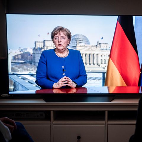 Menschen schauen am 18. März 2020 die TV-Ansprache von Bundeskanzlerin Angela Merkel (CDU)