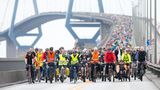 So sieht man die Köhlbrandbrücke nur einmal im Jahr: Radfahrer während der Fahrradsternfahrt.
