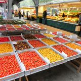Im Tomaten-Himmel: Auf dem Isemarkt gibt es eine riesige Auswahl an Tomaten, ob gelbe oder rote.