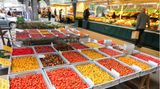 Im Tomaten-Himmel: Auf dem Isemarkt gibt es eine riesige Auswahl an Tomaten, ob gelbe oder rote.
