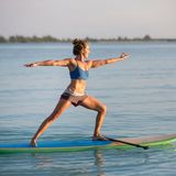 Erhöhter Schwierigkeitsgrad beim Yoga auf dem Wasser: die innere Mitte finden.