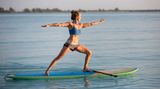 Erhöhter Schwierigkeitsgrad beim Yoga auf dem Wasser: die innere Mitte finden.