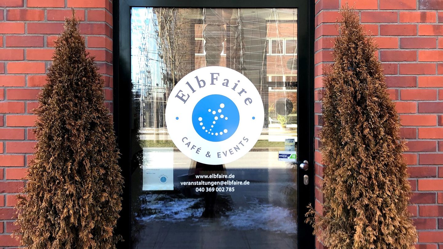 Startpunkt zur Fahrradtour zur anderen Seite der Elbe ist das Café Elbfaire in der HafenCity.