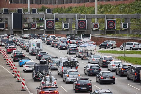 Der Verkehr Richtung Süden staut sich vor dem Elbtunnel auf der Autobahn 7