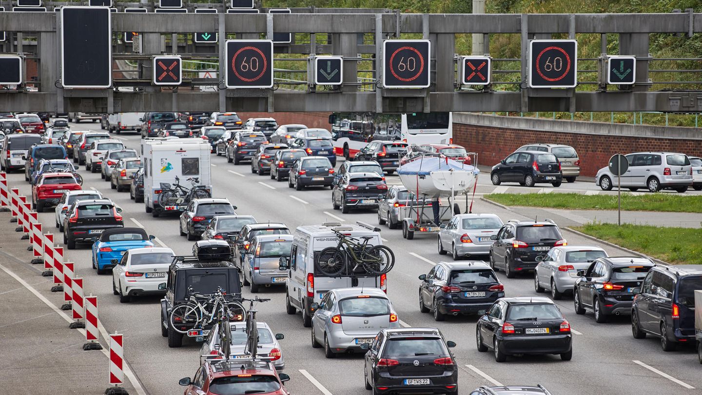 Der Verkehr Richtung Süden staut sich vor dem Elbtunnel auf der Autobahn 7