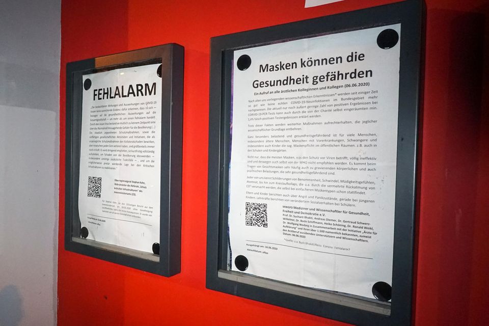 Einige der Aushänge an den "Wandzeitungen" der beiden Clubs Einige der Aushänge an den "Wandzeitungen" der beiden Clubs