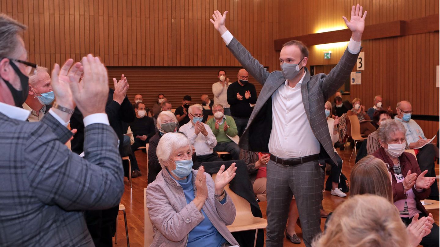 Letzter Triumph: Nach seiner Kür zum CDU-Direktkandidaten für die Bundestagswahl 2021 im vergangenen Oktober ließ sich Nikolas Löbel von Anhängern in Mannheim feiern. Im Anschluss an die Wahl gingen Löbel-Fans den anwesenden Reporter des "Mannheimer Morgen", Stefan Proetel, hart an.
